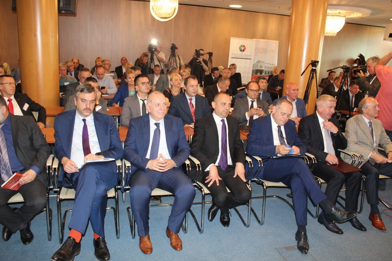 Nearly a hundred business people at the AP Vojvodina - Montenegro Business Forum