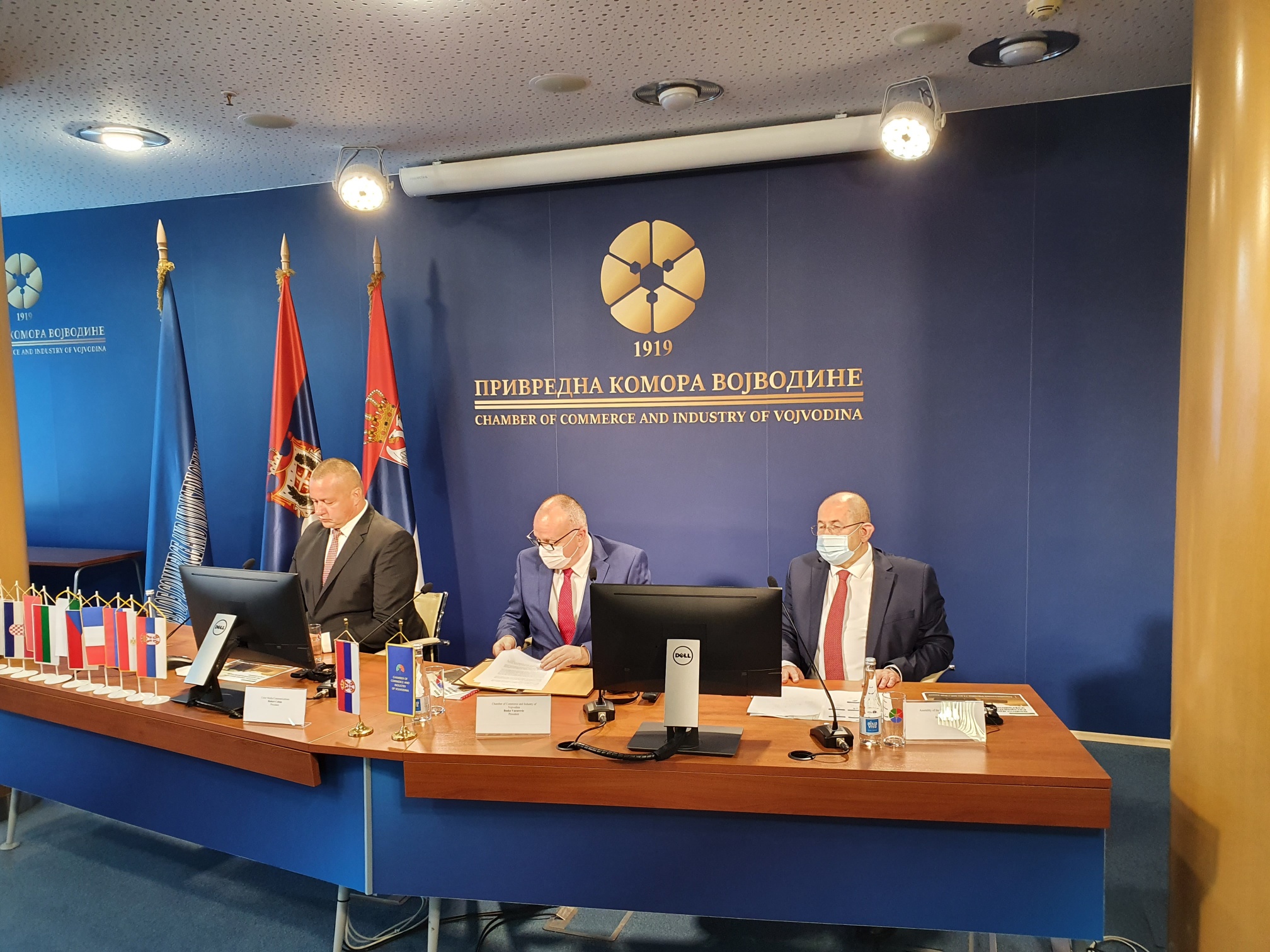 У Привредној комори Војводине  одржана конференција „ Годину дана касније : „ Перспективе привреде Војводине “